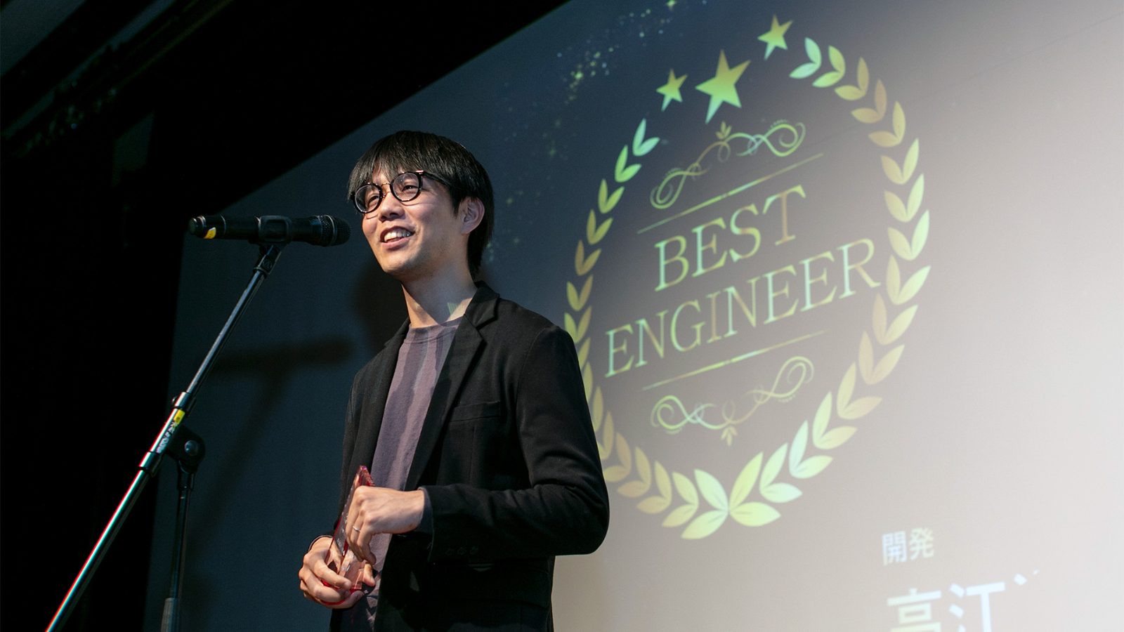 社内表彰「BEST ENGINEER」を受賞し、スピーチをするエンジニア