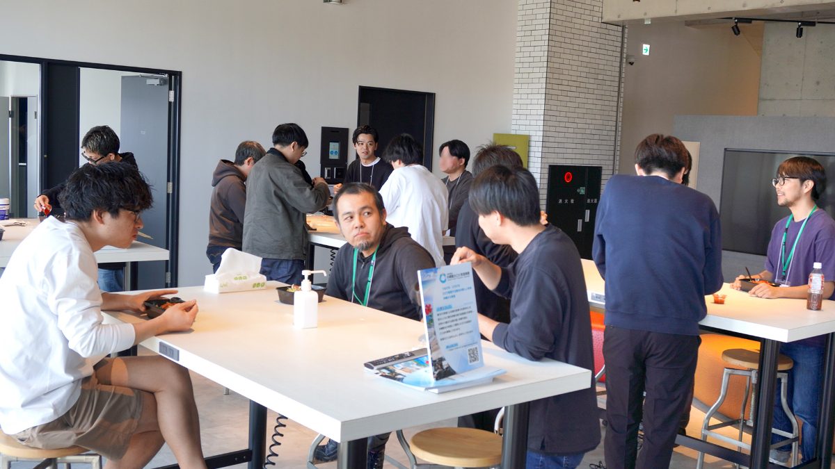 勉強会イベントの合間にランチをとりながら交流する参加者