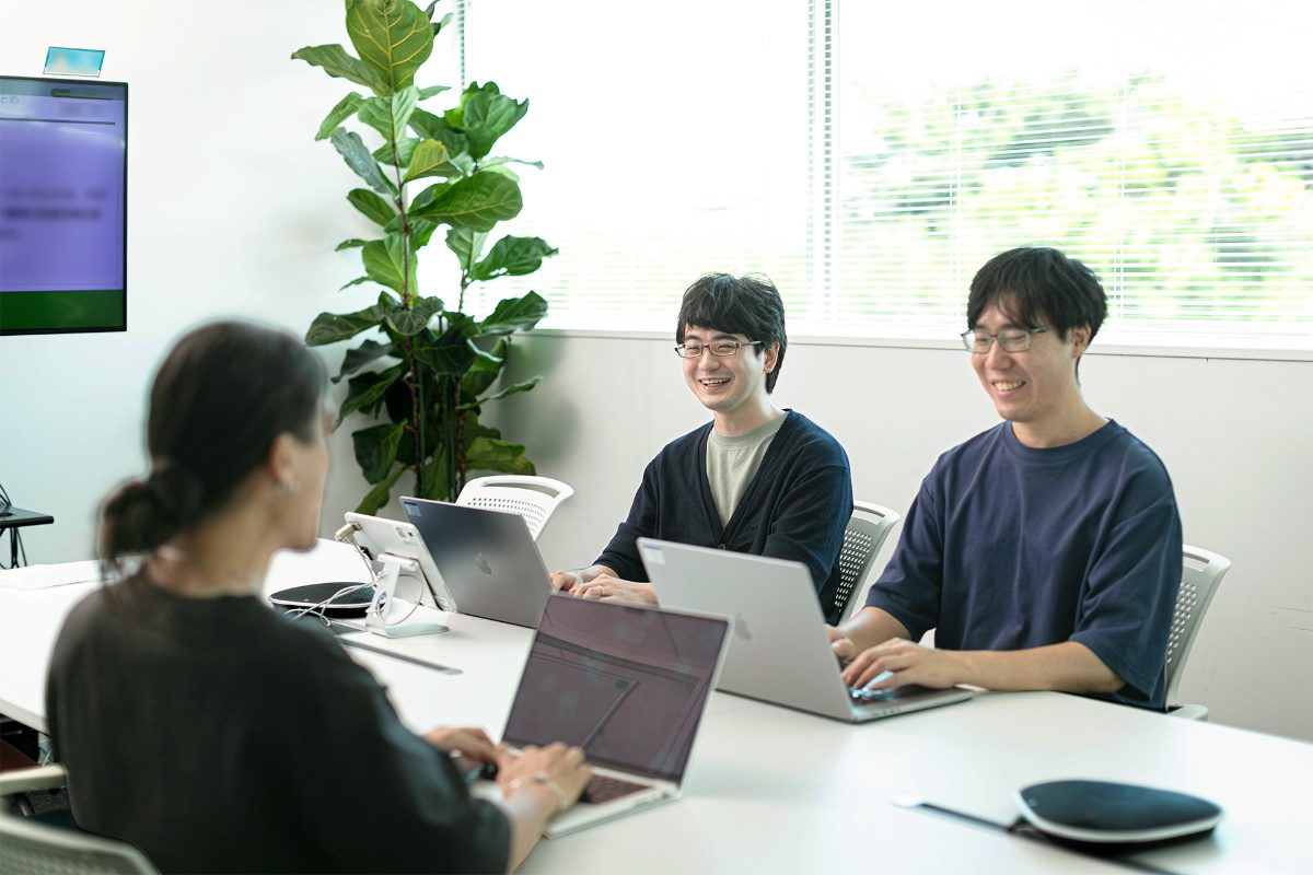 会議室で打ち合わせをするセキュリティエンジニアのチーム